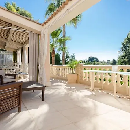 Dans Villa Spa Hammam Sauna Piscine, 5 Chambres *