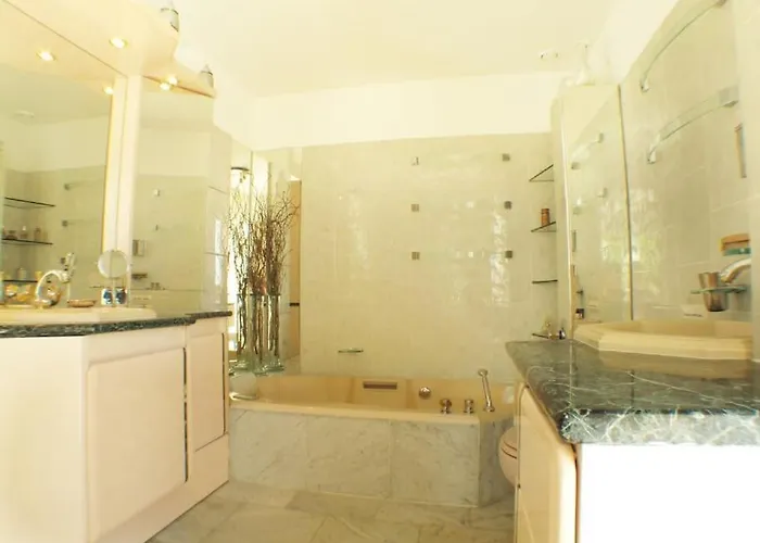Dans Villa Spa Hammam Sauna Piscine, 5 Chambres فيلة جوان ليه باه