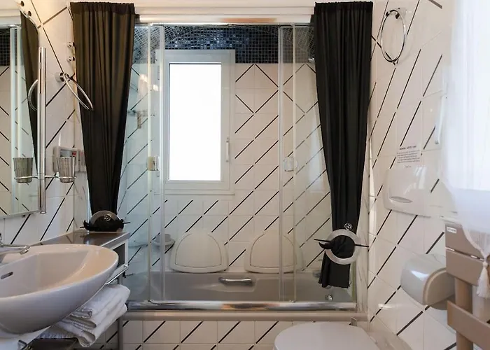 Dans Villa Spa Hammam Sauna Piscine, 5 Chambres فيلة *
