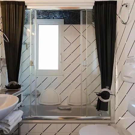 Dans Villa Spa Hammam Sauna Piscine, 5 Chambres Villa *